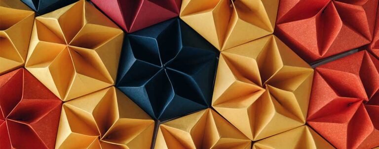 Wand voller Origami Basteleien