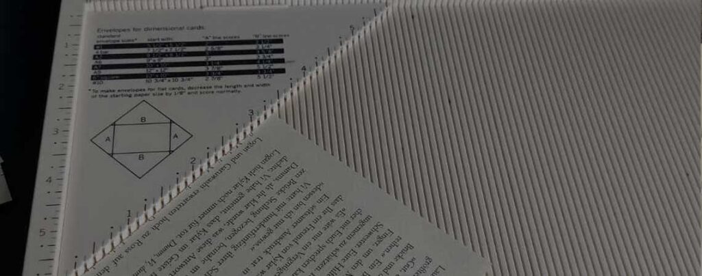 Falzbrett mit Buchseite zum Basteln