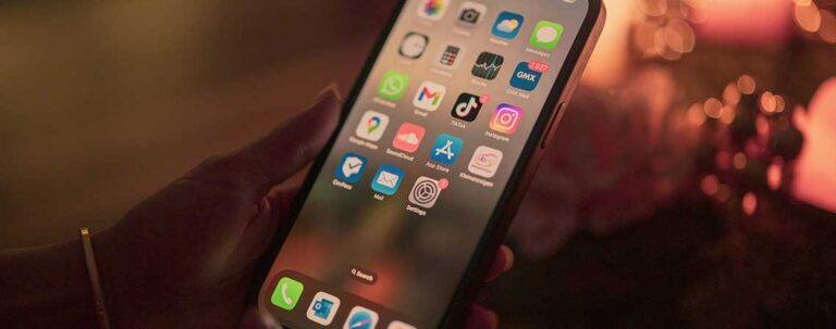 Frau hält Smartphone in Händen