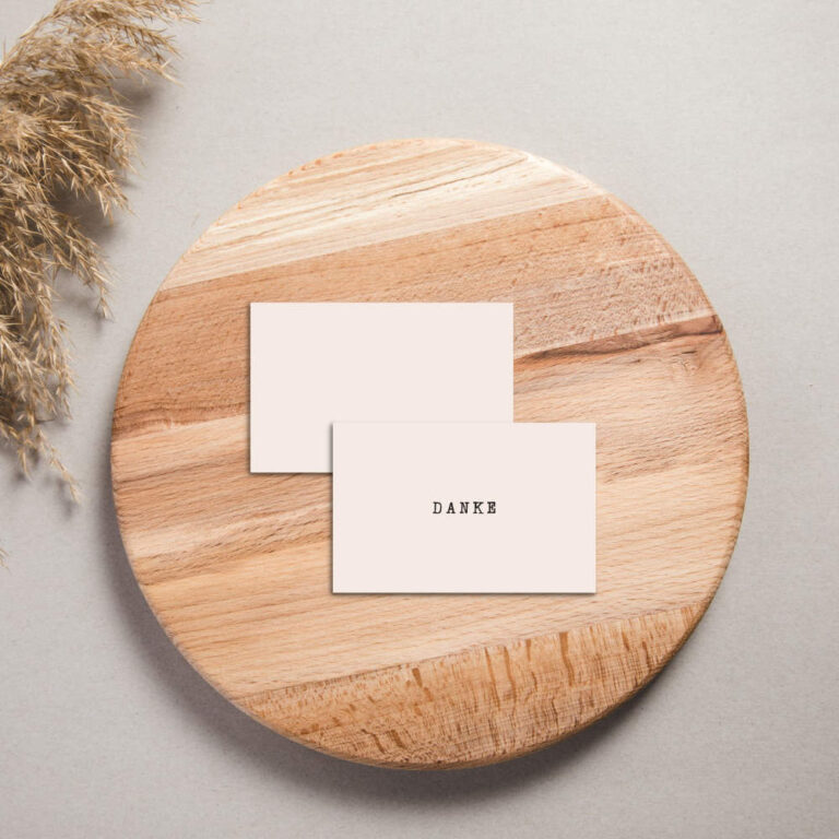 Minimalistische Dankeskarte auf Holzbrett