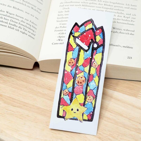 Lesezeichen mit kleinem Stern auf offenem Buch