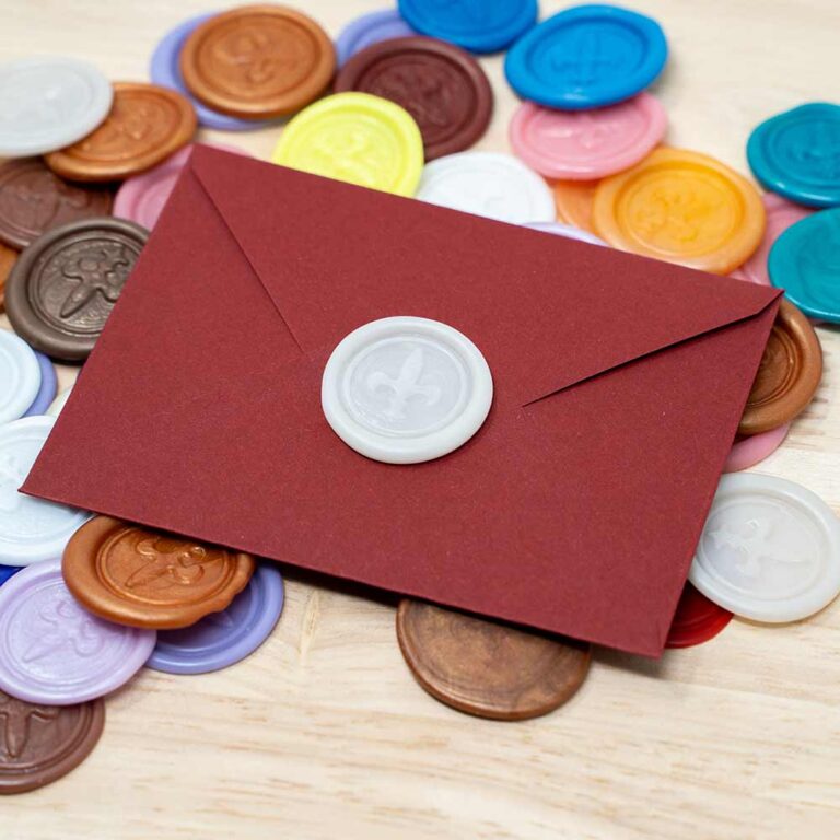 Roter Briefumschlag mit Wachssiegel auf einem Bett aus weiteren Siegel