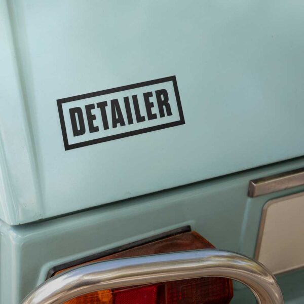 Auto Aufkleber detailer auf Auto