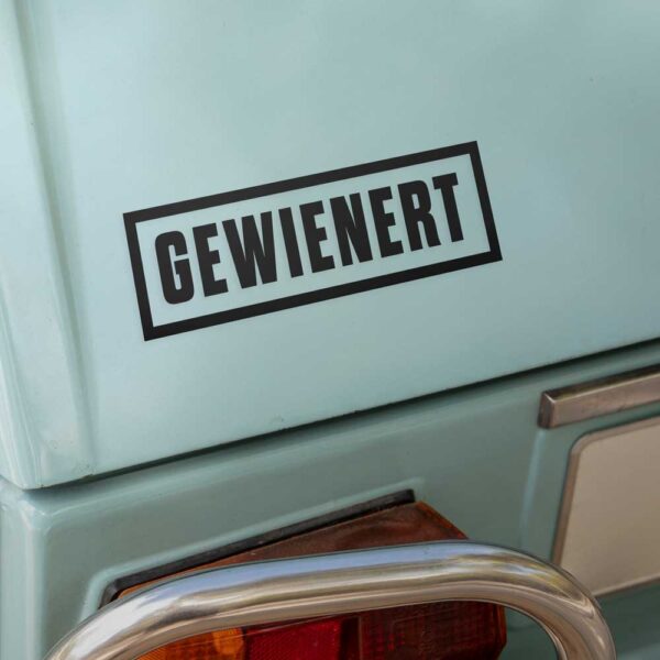 Auto Aufkleber gewienert auf Auto