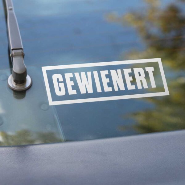 Auto Aufkleber gewienert auf Heckscheibe
