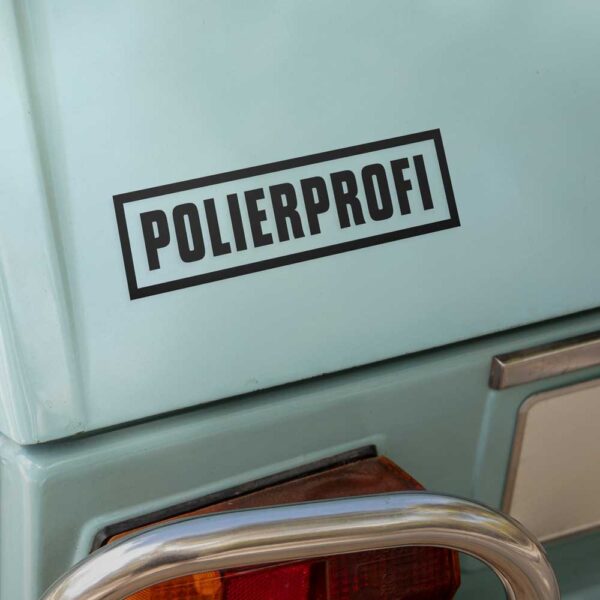 Auto Aufkleber Polierprofi auf grünem Auto