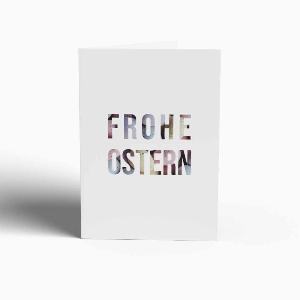 Weiße Osterkarte mit bunter Aufschrift