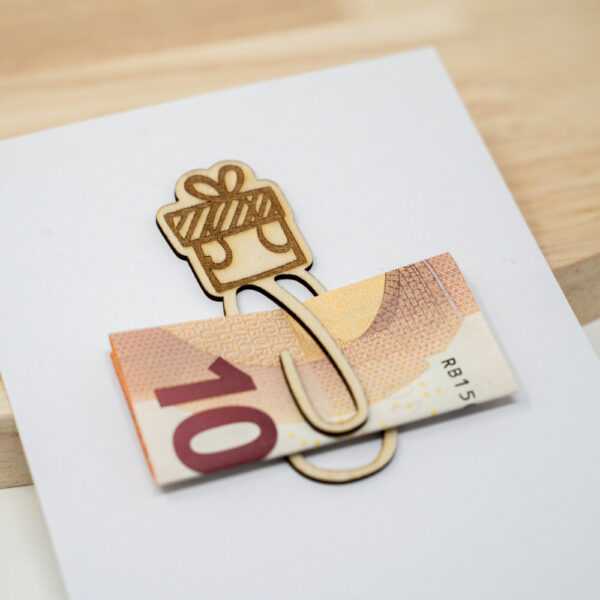 Nahansicht Grußkarte mit Holz Geldklammer und 10 Eur Schein