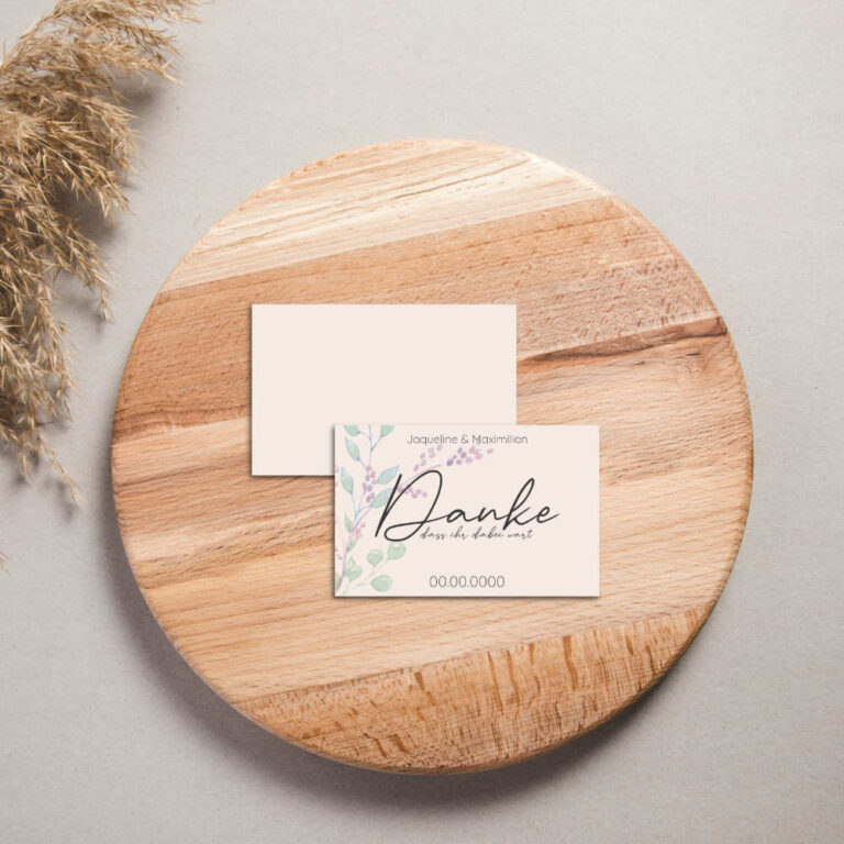 Kleine Dankekarte für Hochzeit, minimalistisch mit Blumen auf Holzplatte