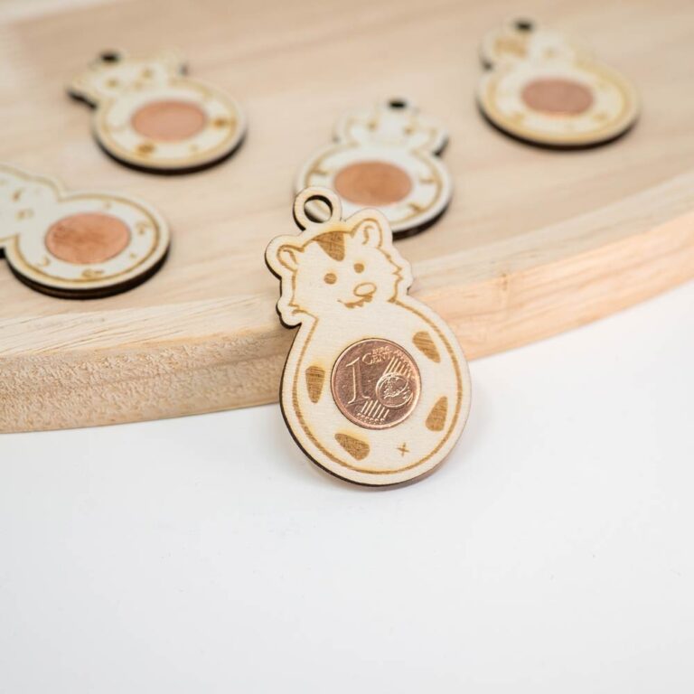 Glückstiere aus Holz - Motiv Opossum mit Cent in der Mitte