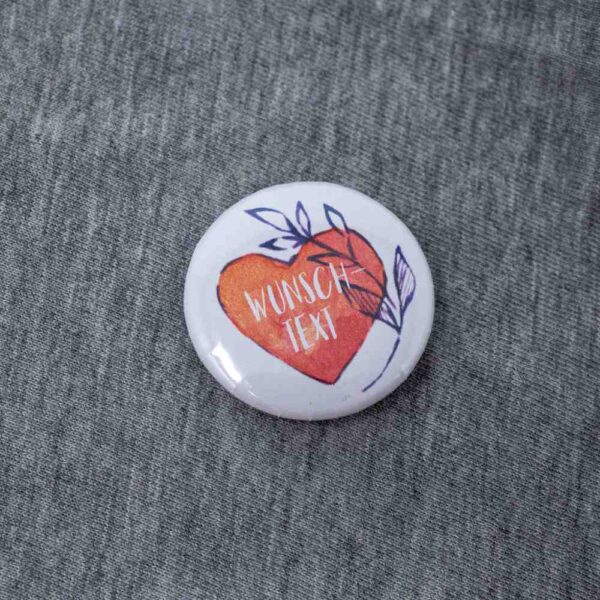 32 mm Button mit rotem Herz und Wunschtext auf Textil