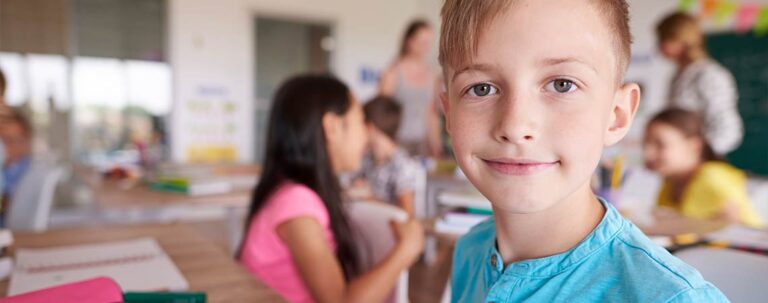 Geschenk zur Einschulung - Junge in der ersten Klasse