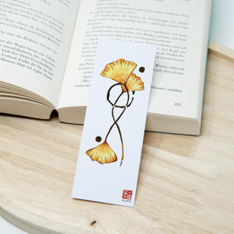 Aquarell-Lesezeichen mit gelbem fächerförmigem Ginkgoblatt und unperfektem handgemaltem Enso-Kreis in japanischer Ästhetik auf Papier.