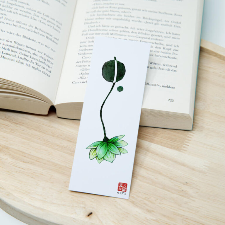 Aquarell-Lesezeichen mit grüner Lotusblume und unperfektem handgemaltem Enso-Kreis in japanischer Ästhetik auf Papier.