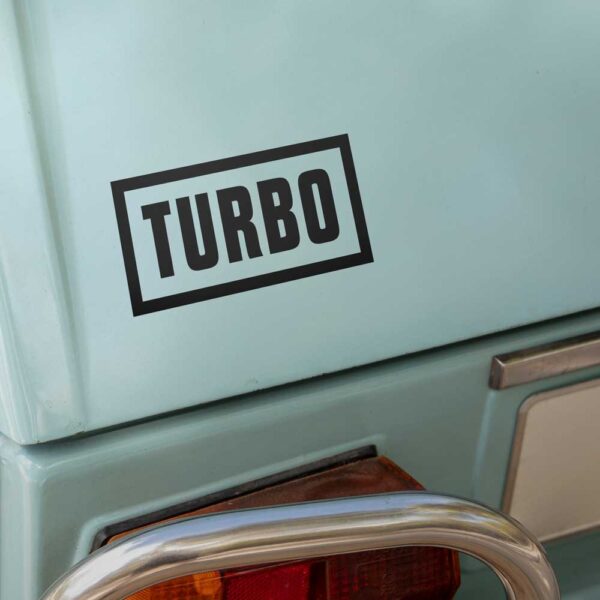 Auto Aufkleber Turbo - Ein Aufkleber auf einem Auto mit dem Schriftzug Turbolader