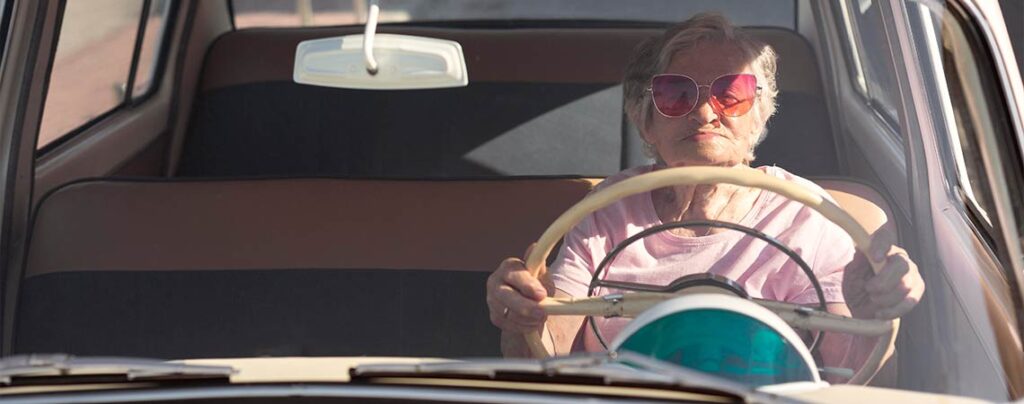 Auto Poster Geschenk - Oma hinterm Steuer