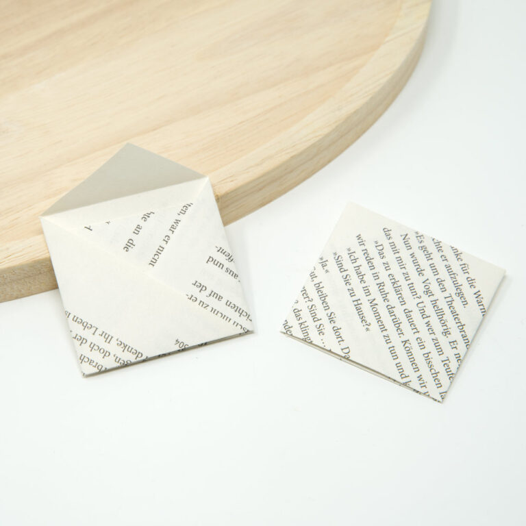 Origami Samentütchen für Gastgeschenke aus Bücherseiten