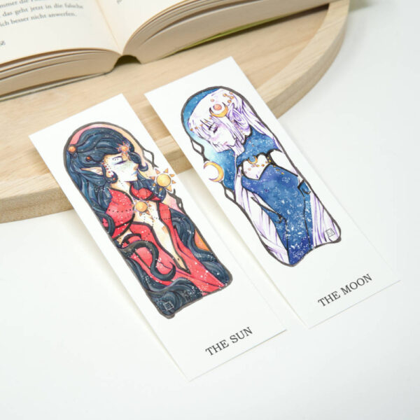 Manga Lesezeichen Sonne Mond, nebeneinander auf Buch