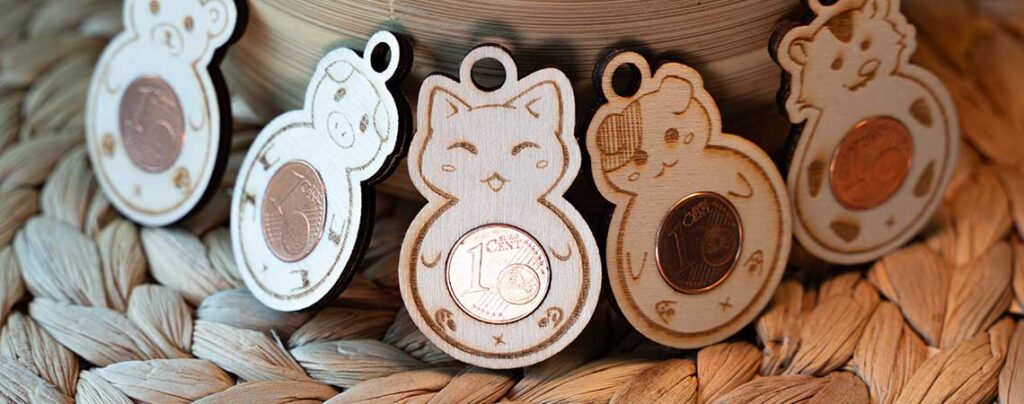 5 Glückstiere aus Holz nebeneinander