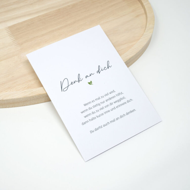 Selfcare Karte liegt auf Holztablett, Spruch: Denk an dich