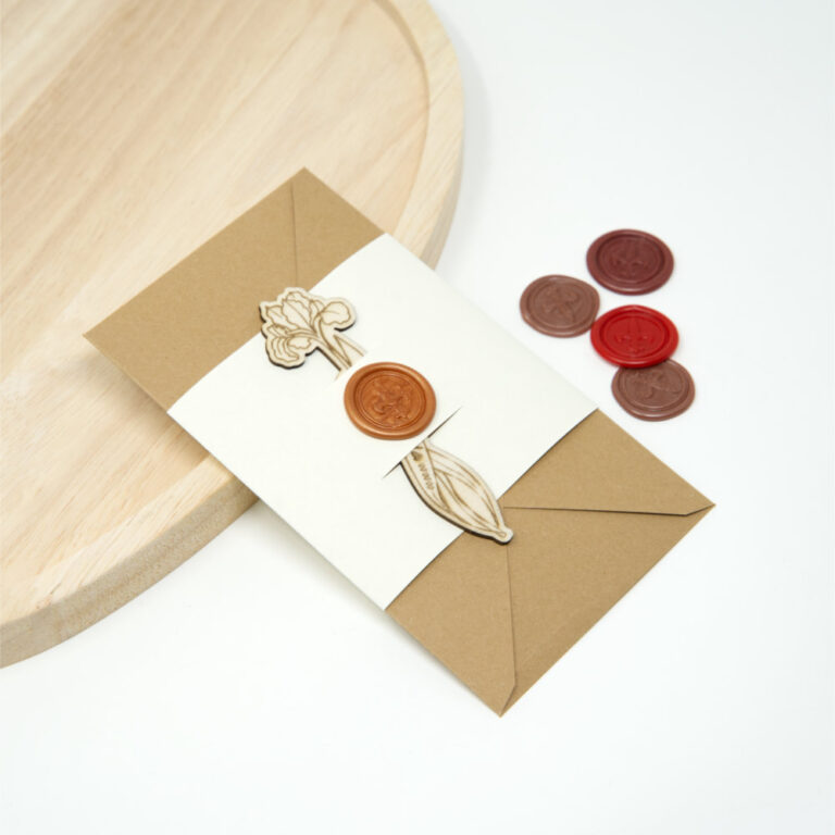 Dunkler Geldgeschenk Umschlag mit Holz Lesezeichen und Wachssiegel