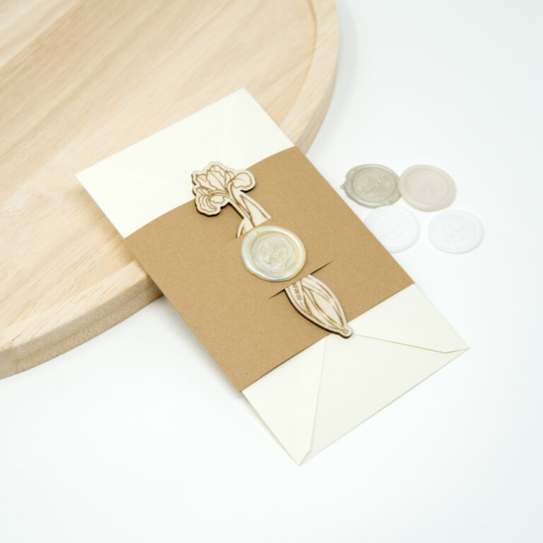 Heller Geldgeschenk Umschlag mit Holz Lesezeichen und Wachssiegel