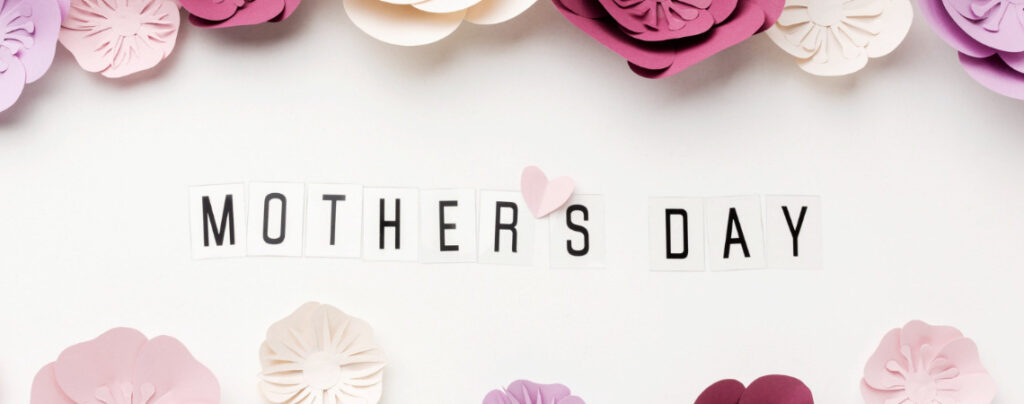 Papierblumen Deko mit "Mothers Day" in einzelnen Buchstaben