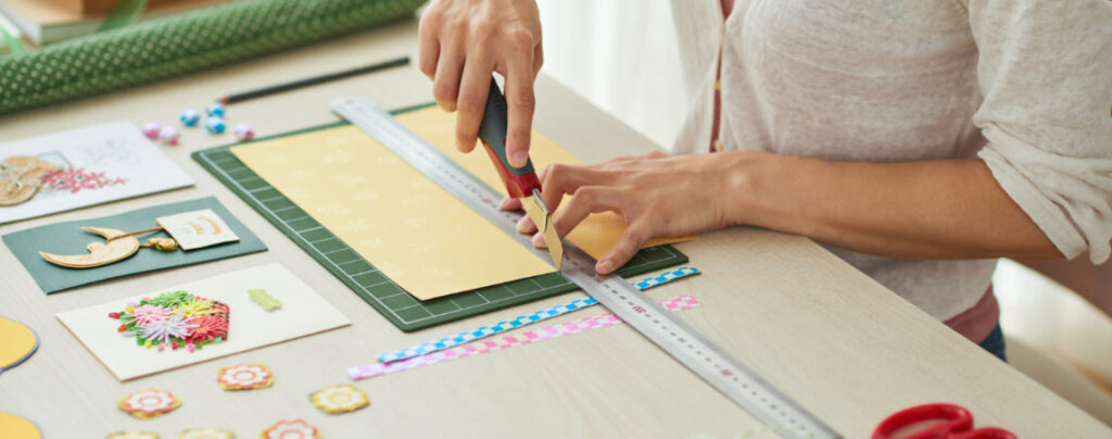 Frau schneidet Papier zu