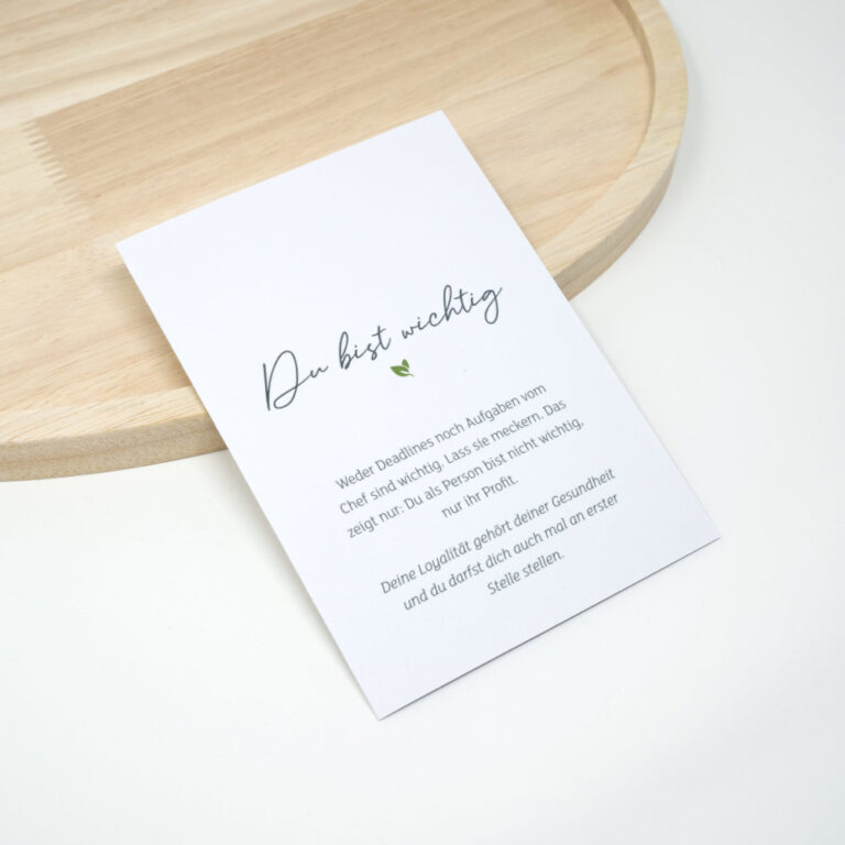 Selfcare Karte liegt auf Holztablett, Spruch: Du bist wichtig