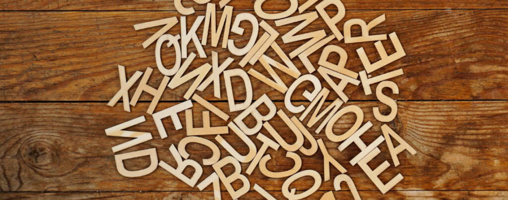 Holz Buchstaben auf Tisch