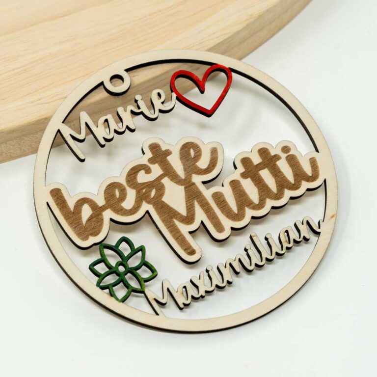 Runder Holzanhänger zum Muttertag mit graviertem Schriftzug beste Mutti, lasergeschnittenen Kindernamen sowie handbemalter Aquarell-Blume und Herz in Rot und Grün.