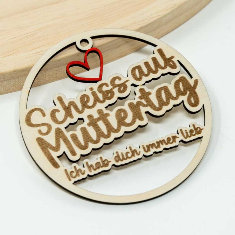 Runder Holzanhänger mit lasergeschnittenem Schriftzug Scheiss auf Muttertag ich hab dich immer lieb und handbemaltem rotem Aquarell-Herz auf naturbelassenem Holz.