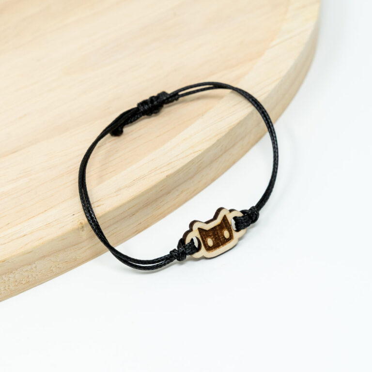 Schwarze Kordelarmband mit Holz Anhänger in Katzenkopf Form