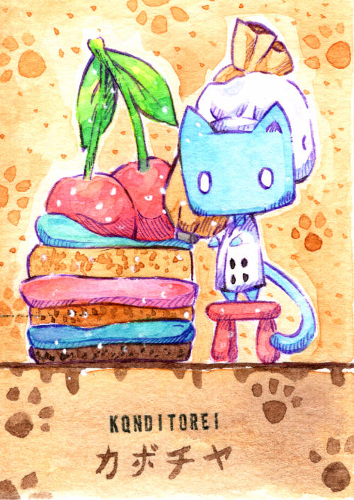 Blaue Katze verziert eine Torte mit Creme