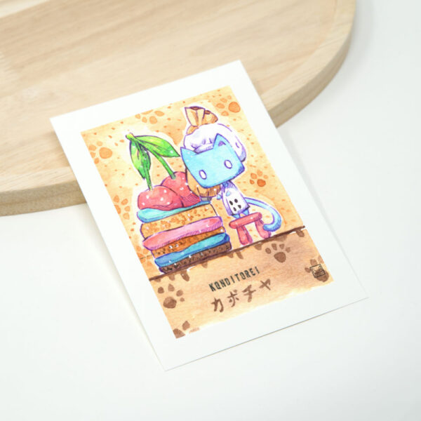 Kleine Sammelkarte im A7-Format mit handgezeichneter Aquarellillustration von blauem Kater Pumpkin als Bäcker neben einer großen Cremetorte mit japanischem Schriftzug Konditorei Kabocha.