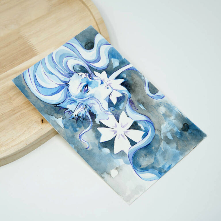Handgemalte Manga Originalzeichnung einer Elfe mit langem blauen Haar und weißen Blüten vor dunklem Grau-Blau Aquarellhintergrund in kühlen Eisblautönen.