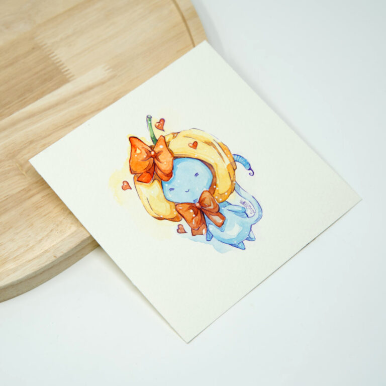 Handgemalte Aquarell Originalzeichnung von blauem Kater Pumpkin mit einem Kürbis als Hut und orangener Schleife umgeben von kleinen Herzen vor cremefarbenem Hintergrund.