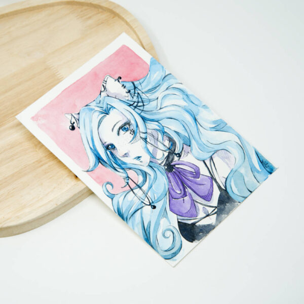 Handgemalte Manga Originalzeichnung eines blauhaarigen Catgirls mit Piercings und schwarzem Gothic-Kleid mit lila Schmetterling vor rosafarbenem Halbmond auf hellem Hintergrund.