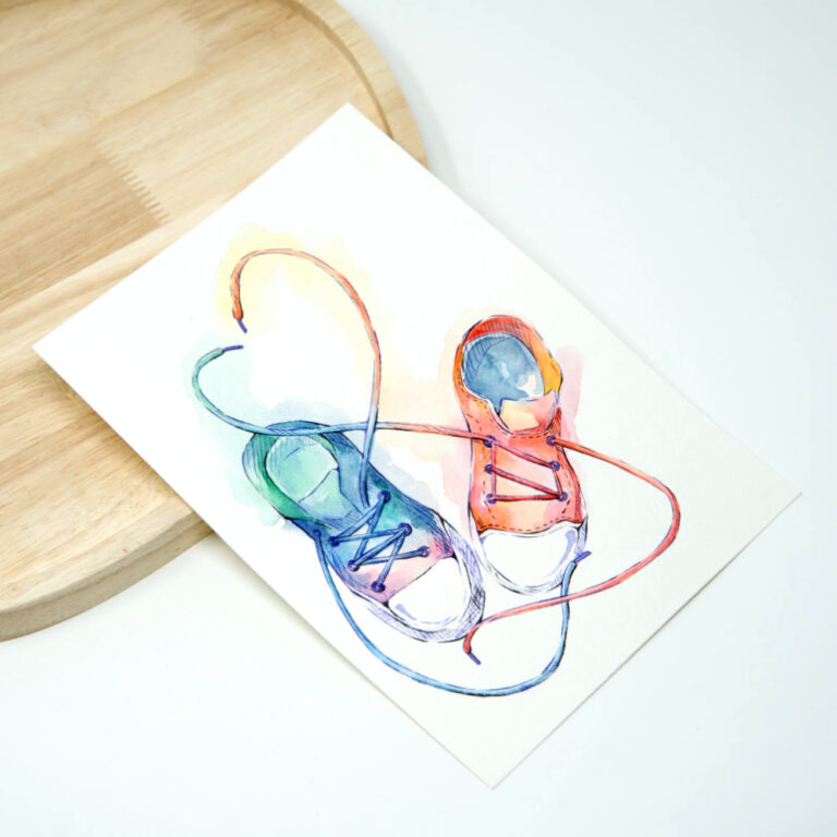Handgemalte Aquarell Originalzeichnung zweier Sneaker in Blau-Grün und Orange-Rot deren Schnürsenkel sich zu einem Herz formen vor hellem Hintergrund mit zarten Farbakzenten.