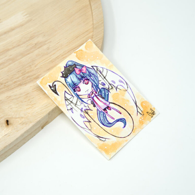 Handgezeichnete ACEO Karte mit Chibi-Teufelin mit blauen Haaren, rosa Schleife, roten Augen, Teufelsschwanz und weißen Dämonenflügeln vor warmem goldgelbem Aquarellhintergrund.