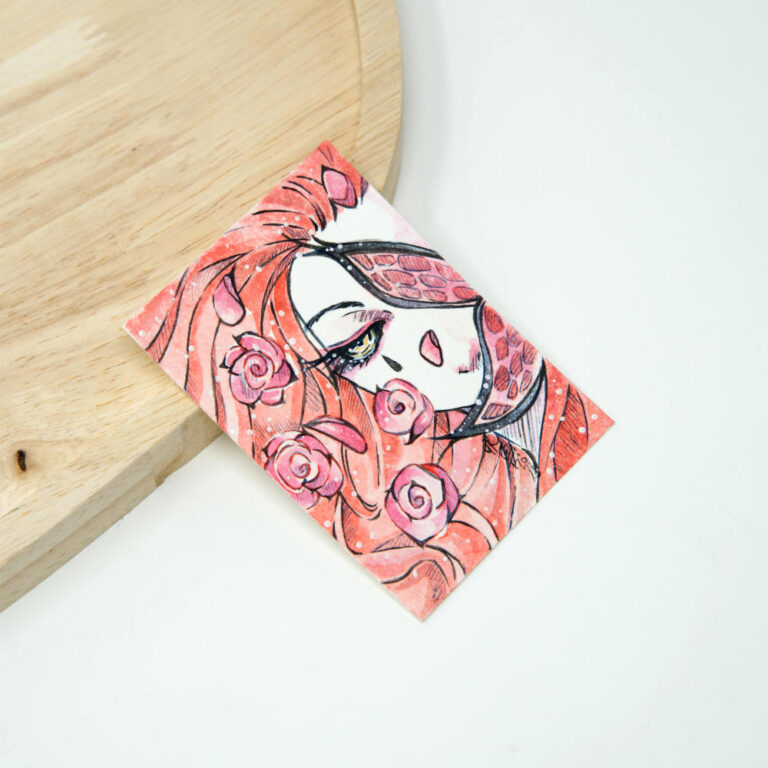 Handgezeichnete ACEO Karte mit rothaariger Dämonin, Rosen im Haar und einem Schmetterling der ein Auge verdeckt, in warmen Rot- und Rosatönen mit weißen Lichtpunkten.