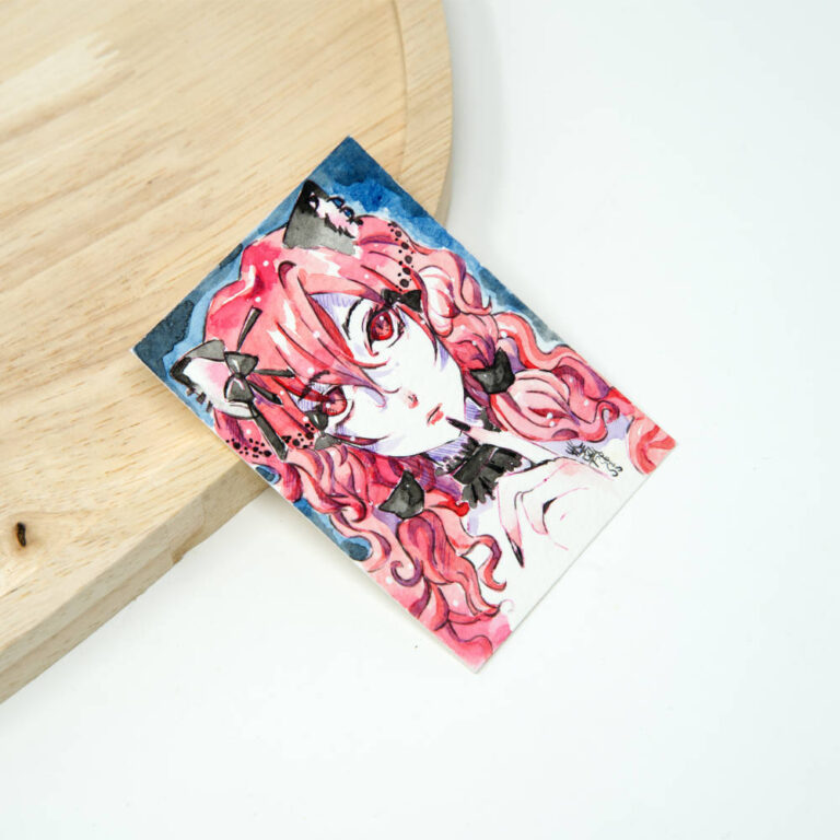 Handgezeichnete ACEO Karte mit Gothic Catgirl mit lockigem rotem Haar, roten Augen und schwarzen Schleifen in kräftigen Rosa- und Rottönen vor blauem Aquarellhintergrund.