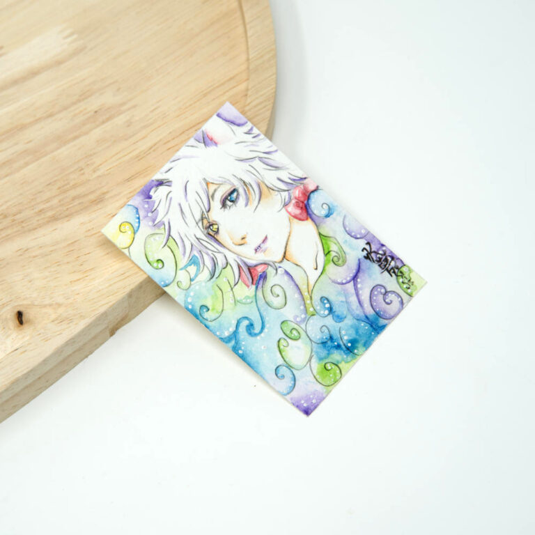 Handgezeichnete ACEO Karte mit weißhaarigem Catgirl mit verschiedenfarbigen Augen in Blau und Gold, rosa Schleife und fließendem Hintergrund aus Blau, Grün und Lila mit Ornamenten.