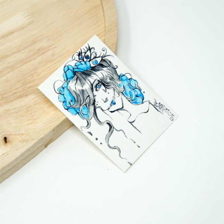 Handgezeichnete ACEO Karte mit Manga-Frau deren vernarbtes Gesicht schmilzt, blauen Rosen im Haar und einem dritten Auge, überwiegend in Grautönen mit blauen Aquarellakzenten.