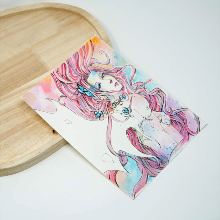 Handgemalte Manga Originalzeichnung einer Frau mit fließendem pink-roten Haar und weißen Dämonenflügeln, blauen Augen und türkisen Schmuckdetails vor zart rosa-lila Aquarellhintergrund.