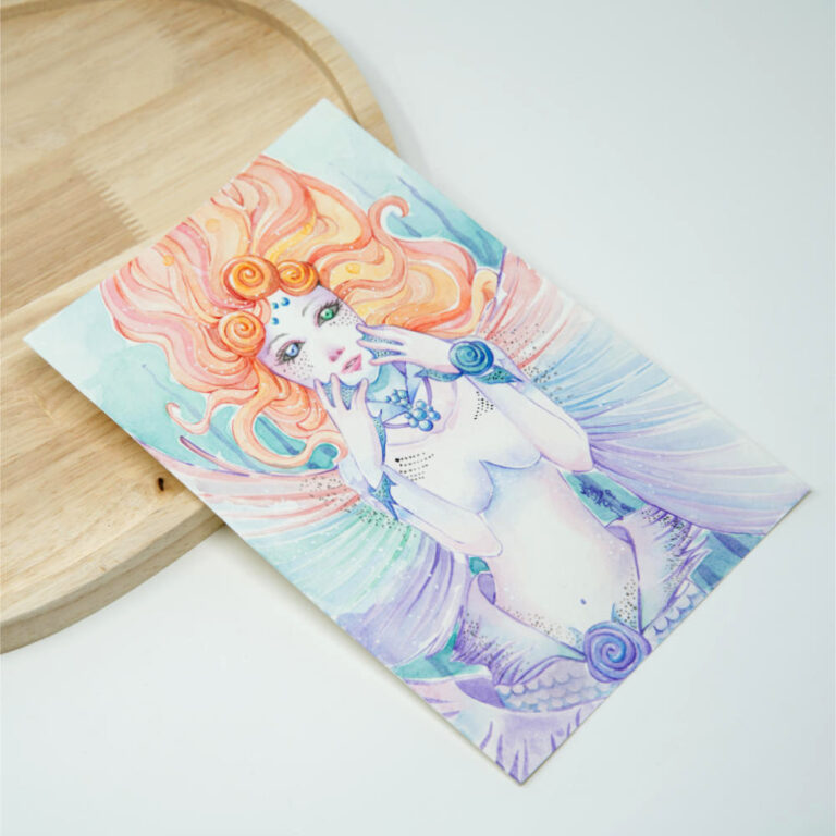 Handgemalte Manga Originalzeichnung einer rothaarigen Meerjungfrau mit schwarzen Augen und lilafarbenem Fischschwanz in zarten Pastell- und Aquarelltönen mit türkisen Schmuckdetails.