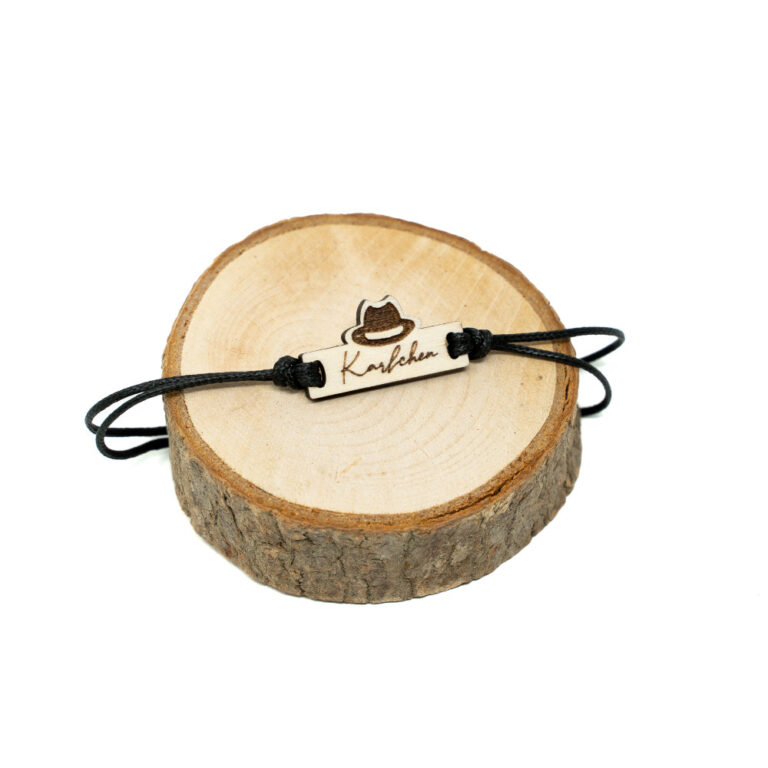 Verstellbares schwarzes Kordel-Armband mit rechteckigem Holzanhänger, graviertem Gentleman-Hut und Wunschnamen Karlchen auf hellem naturbelassenem Holz.