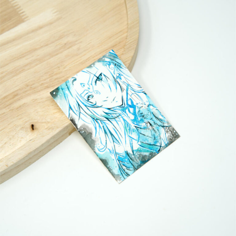 Handgezeichnete ACEO Karte mit männlicher Manga-Figur mit langen weißen Haaren in türkisfarbenen und grauen Aquarelltönen auf weißem Hintergrund.