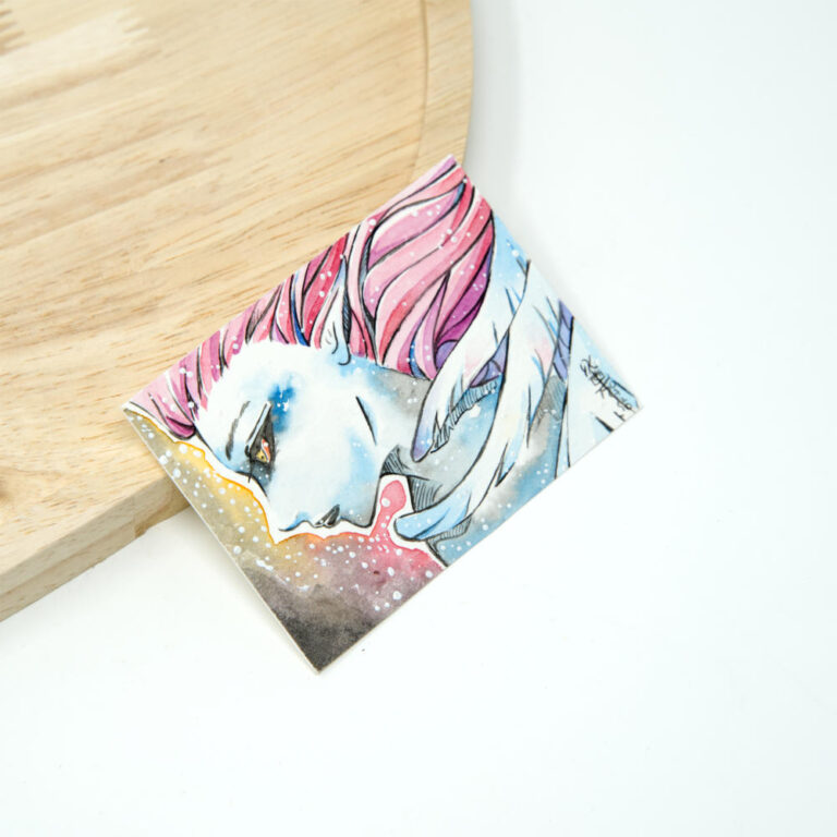 Handgezeichnete ACEO Karte mit Manga-Figur halb Elf halb Dämon, pinken Haaren und intensivem Blick in kühlen Blautönen mit warmem Gold und Rosa im Hintergrund.