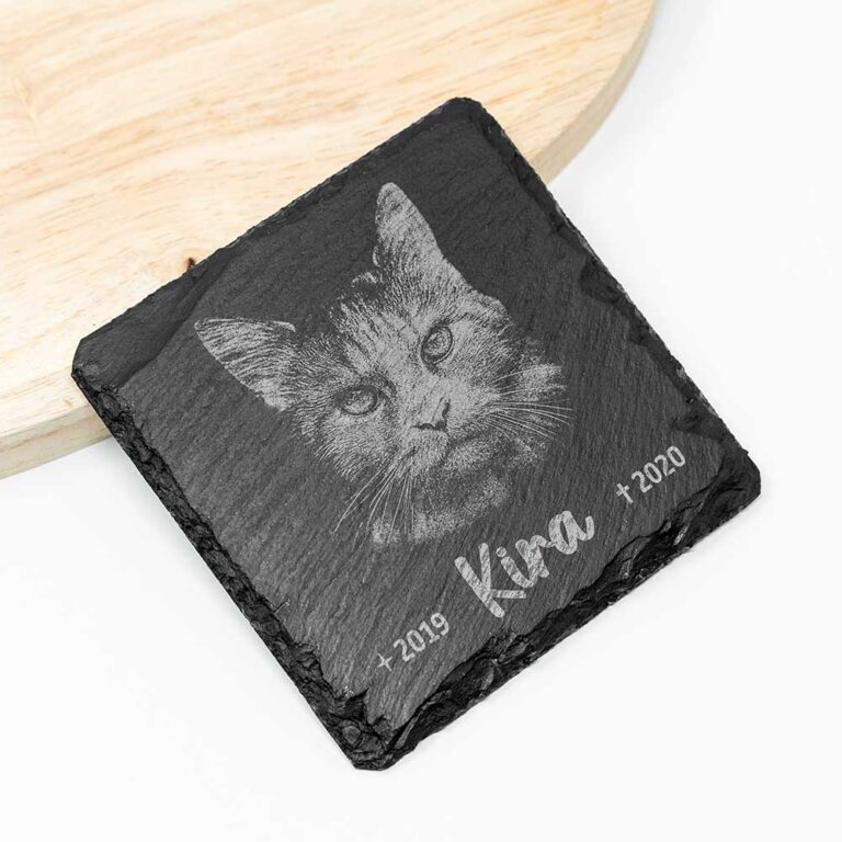 Rechteckige Schieferplatte mit eingelaserten Tierbild und Lebensdaten als personalisierte Gedenkplatten für Tiere auf mattem schwarzem Schiefer mit Klarlackfinish